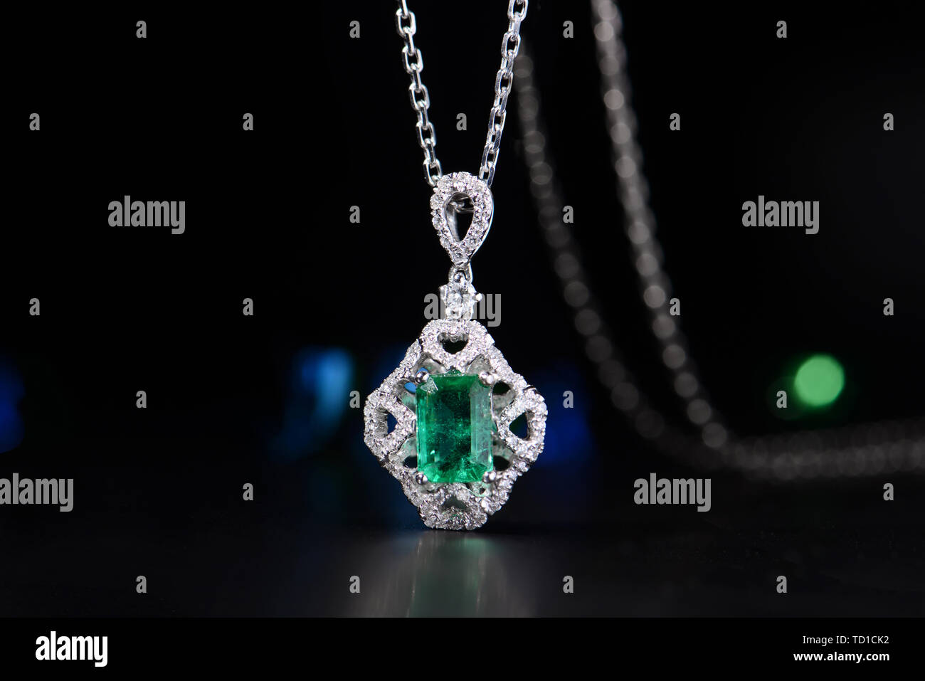 Emerald necklace hi-res stock photography and images - Alamy