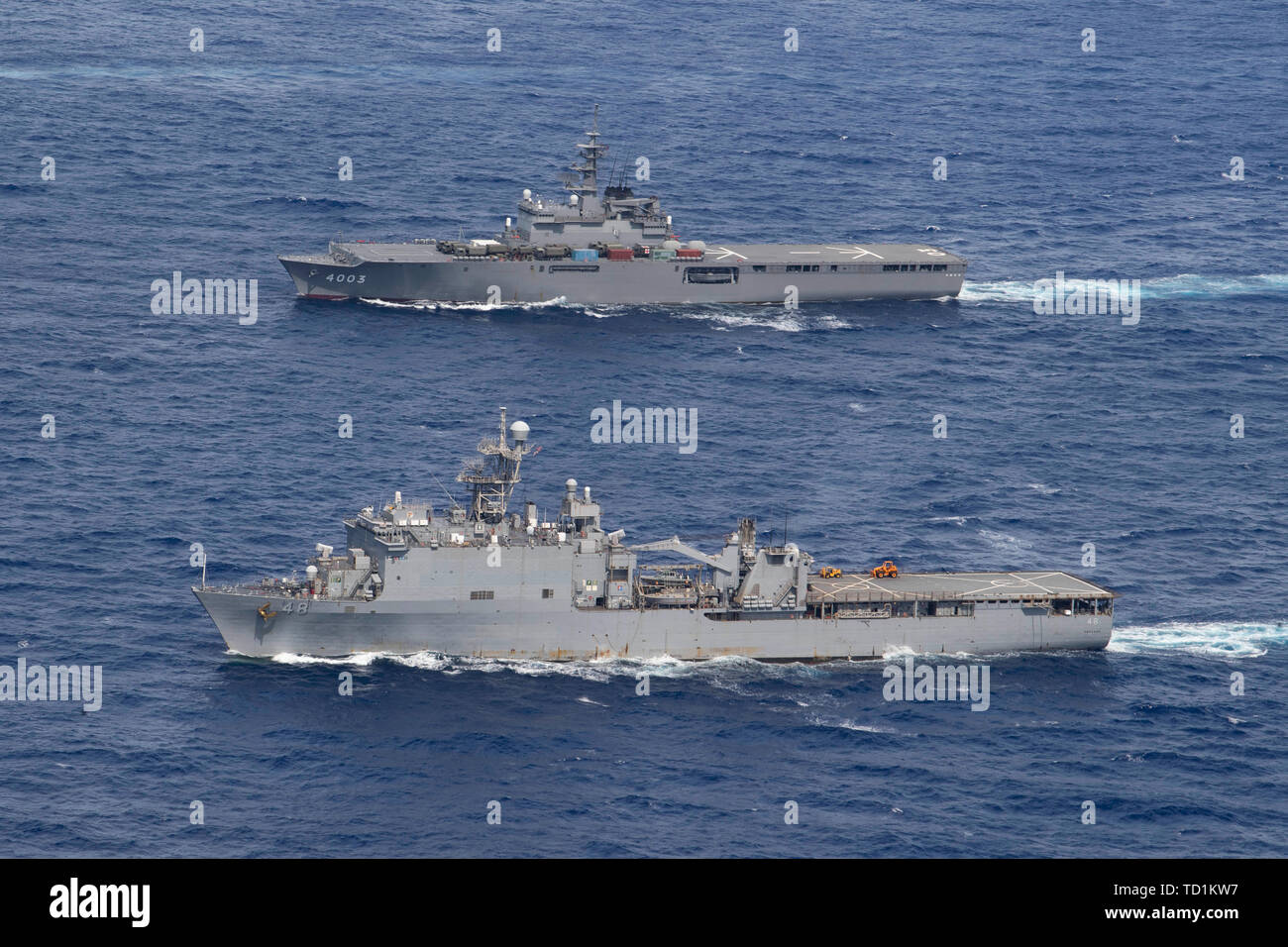 190608-N-BK435-0835 PHILIPPINE SEA (June 8, 2019) – The Whidbey Island-Class dock landing ship USS Ashland (LSD 48) takes part in a photo exercise (PHOTOEX) with Japanese Ousumi-Class tank landing ship JS Kunisaki (LST 4003) during a bilateral transit.  The Wasp Amphibious Ready Group is transiting with JS Ise and JS Kunisaki in the U.S. 7th Fleet area of operations. (U.S. Navy photo by Mass Communication Specialist 1st Class Jeremy Starr) Stock Photo