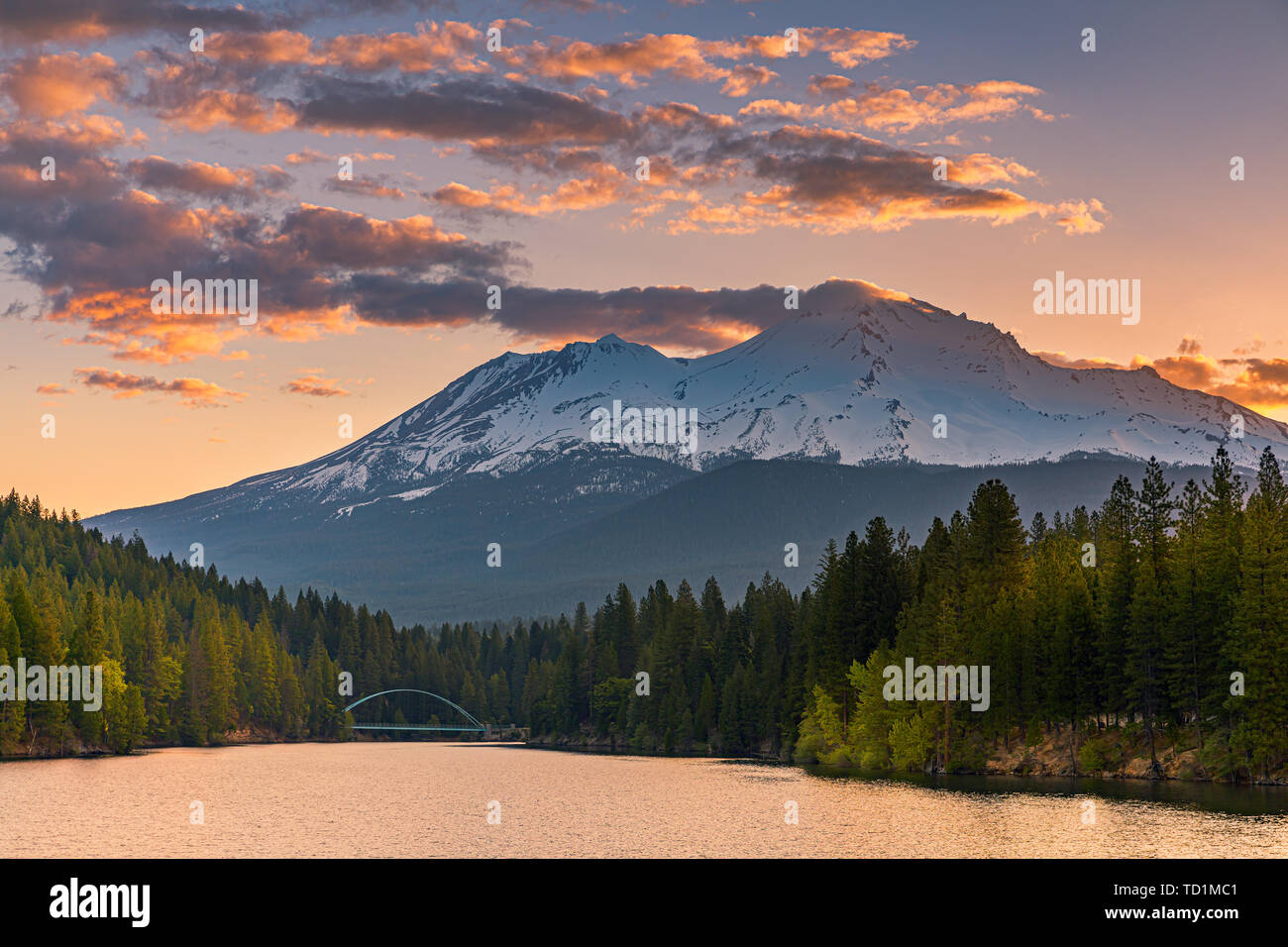 View on Mount Shasta (from Lake Siskiyou). Mt Shasta is a volcano at the southern end of the Cascade Range in Siskiyou County, California. At an eleva Stock Photo