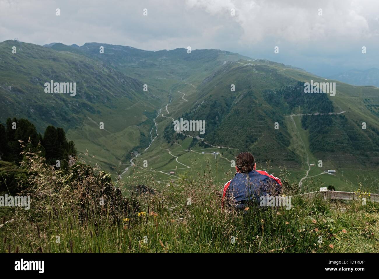 Man alone sitting rear view hi-res stock photography and images - Alamy