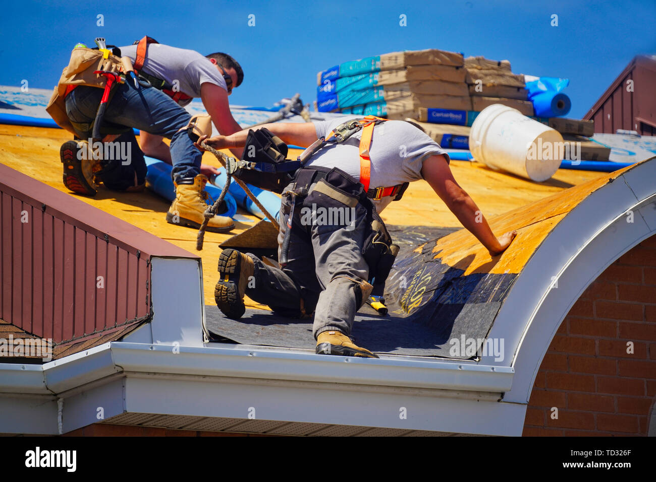 Safety harness and roof hi-res stock photography and images - Alamy