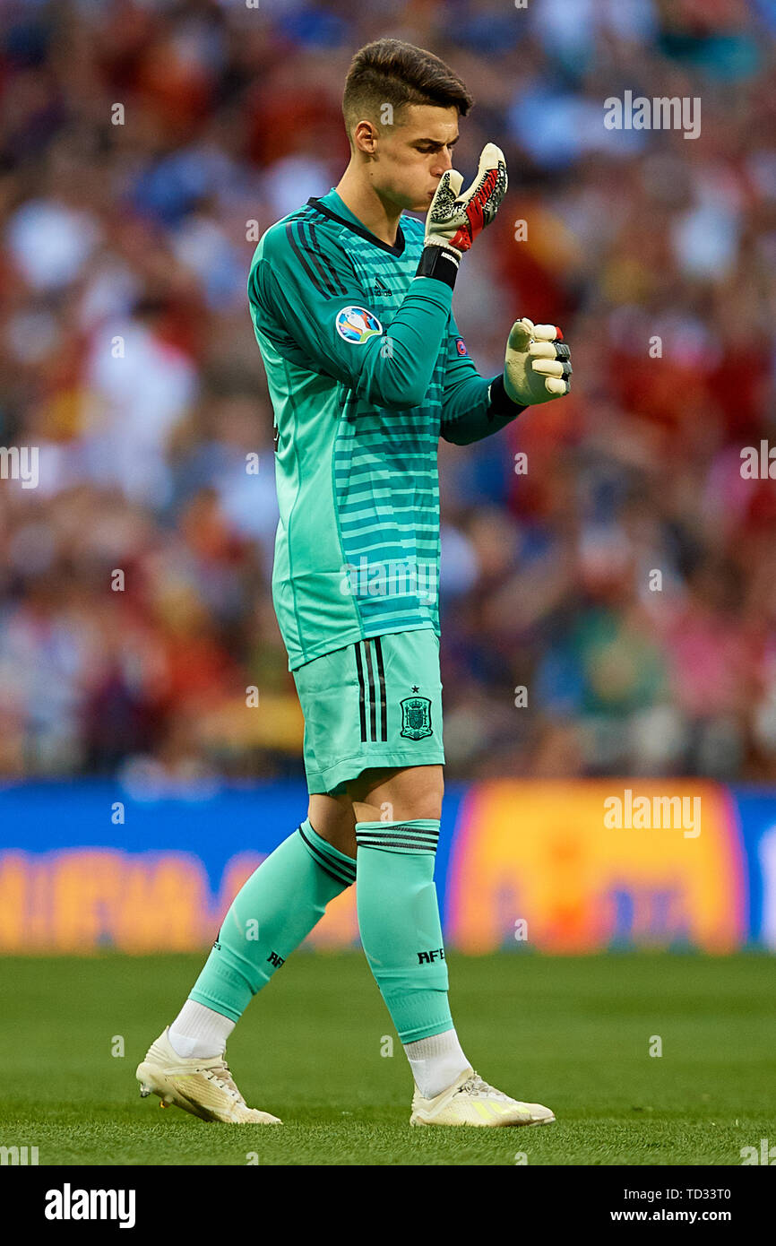 MADRID, SPAIN - JUNE 10: Kepa Arrizabalaga of Spain water on his gloves during the Euro 2020 qualifier match between Spain and Sweden at Santiago Bernabeu on June 10, 2019