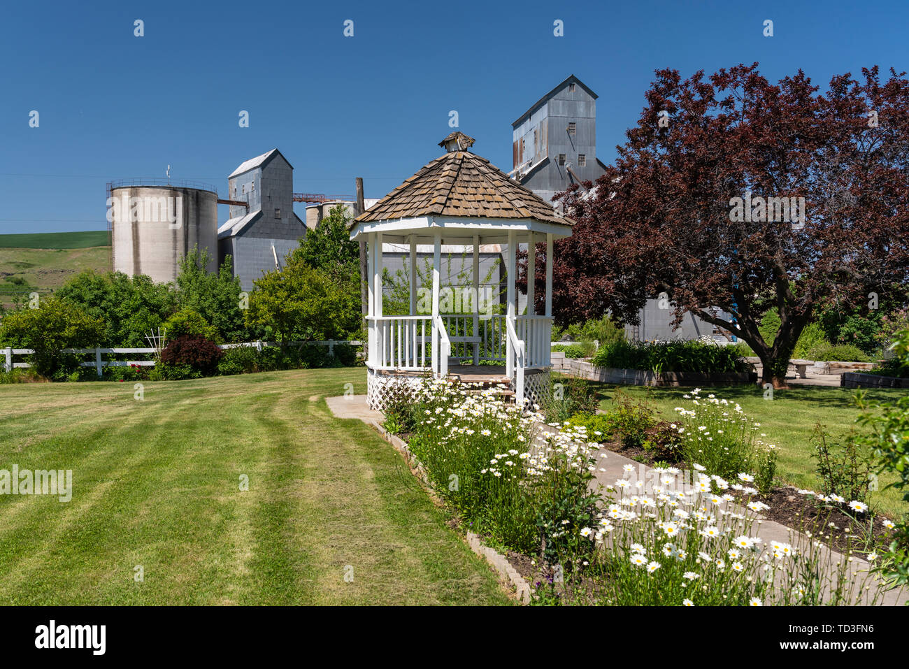 Elevators and gazebo at Rosalia, Palouse, Washington, USA Stock Photo