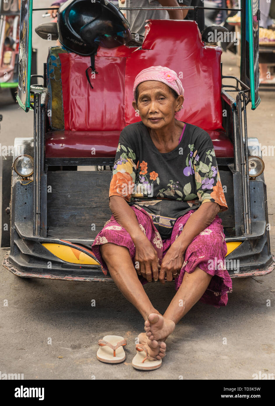 Tricycle driver hires stock photography and images Alamy