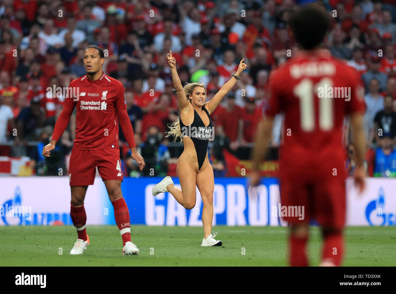 EDITORS NOTE NUDITY* Pitch invader Kinsey Wolanski interrupts play during  the UEFA Champions League Final at the Wanda Metropolitano, Madrid Stock  Photo - Alamy