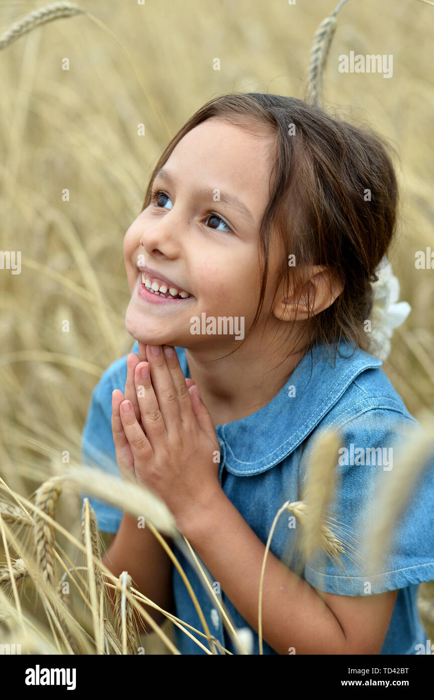 Portrait of cute little girl in wheat field Stock Photo - Alamy
