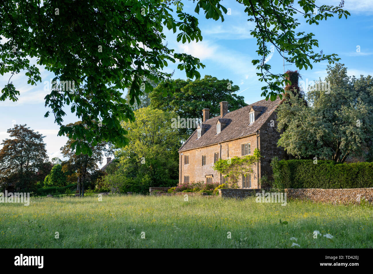 Cotswold Stone house in the late evening light. Wyck Rissington, Cotswolds, Gloucestershire, England Stock Photo