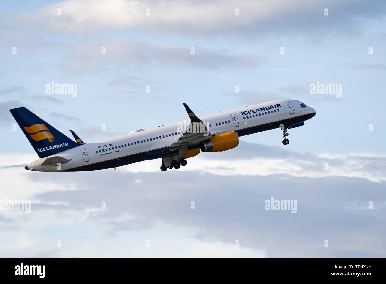 Richmond, British Columbia, Canada. 8th June, 2019. An Icelandair Boeing 757-200 (TF-ISS) single-aisle narrow-body jet airliner airborne after take-off. Credit: Bayne Stanley/ZUMA Wire/Alamy Live News Stock Photo