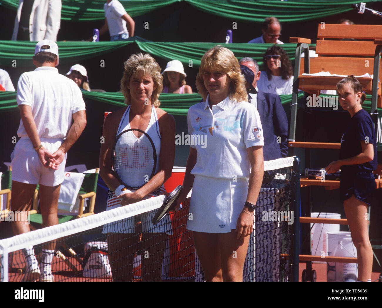 Steffi GRAF turns 50 on June 14, 2019, 04SN FedCup1987SP.jpg Vancouver Tennis Federations Cup 1987: Steffi GRAF (right), Germany, and Chris EVERT, USA, are on the net, finals, 15.08.1987. å | usage worldwide Stock Photo