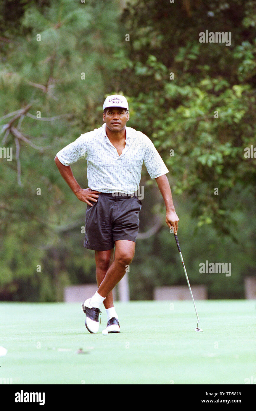 Thousand Oaks, California, USA. 19th Nov, 1995. O.J. SIMPSON stands on a  green waiting to putt while golfing at Los Robles Golf Course months after  he was acquitted of the murder of