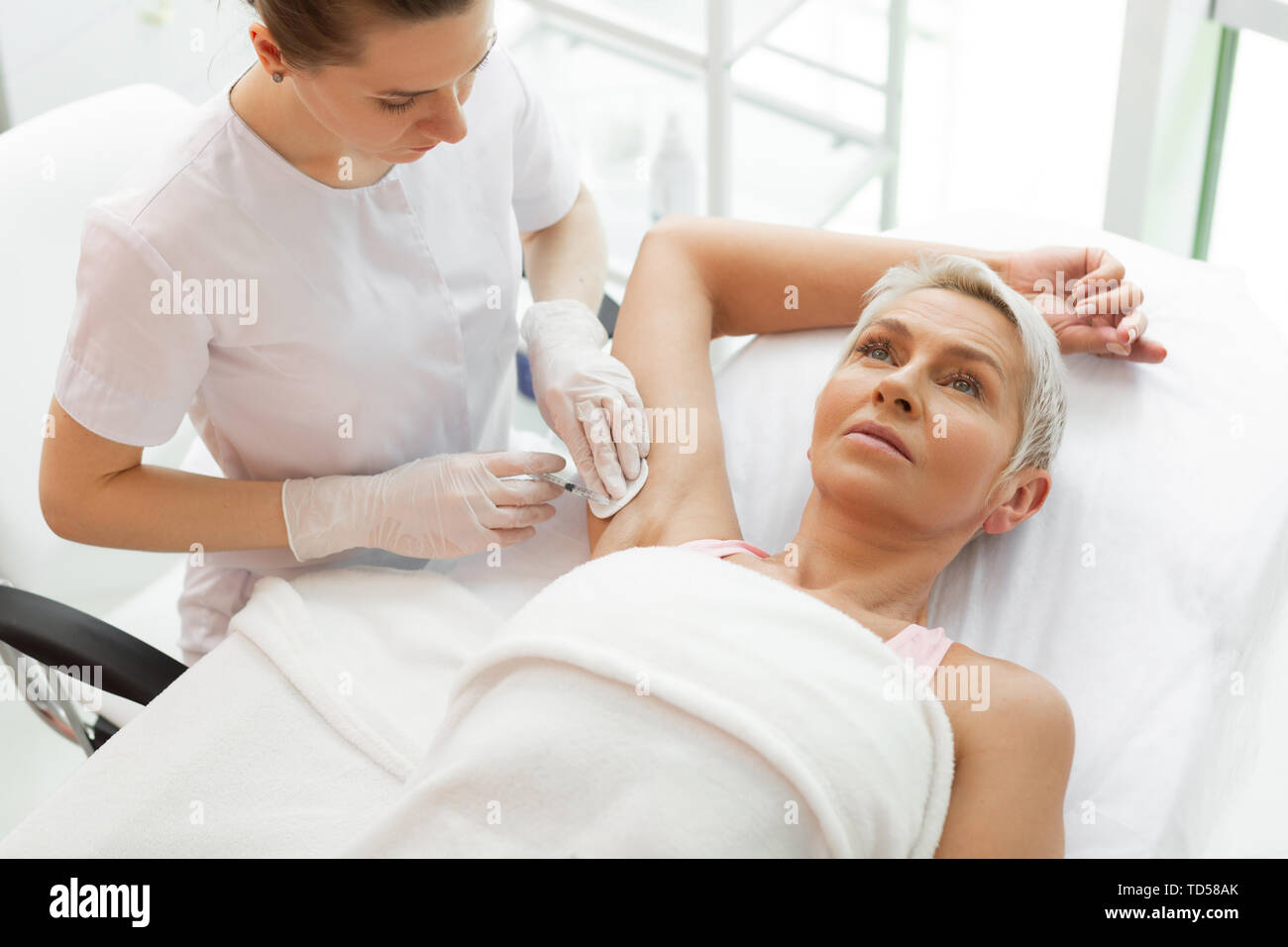 Вреден ли ботокс в подмышки. Гипергидроз подмышек ботокс. Гипергидроз инъекции ботулотоксина. Ботокс в подмышки от пота. Ботулотоксин от гипергидроза.