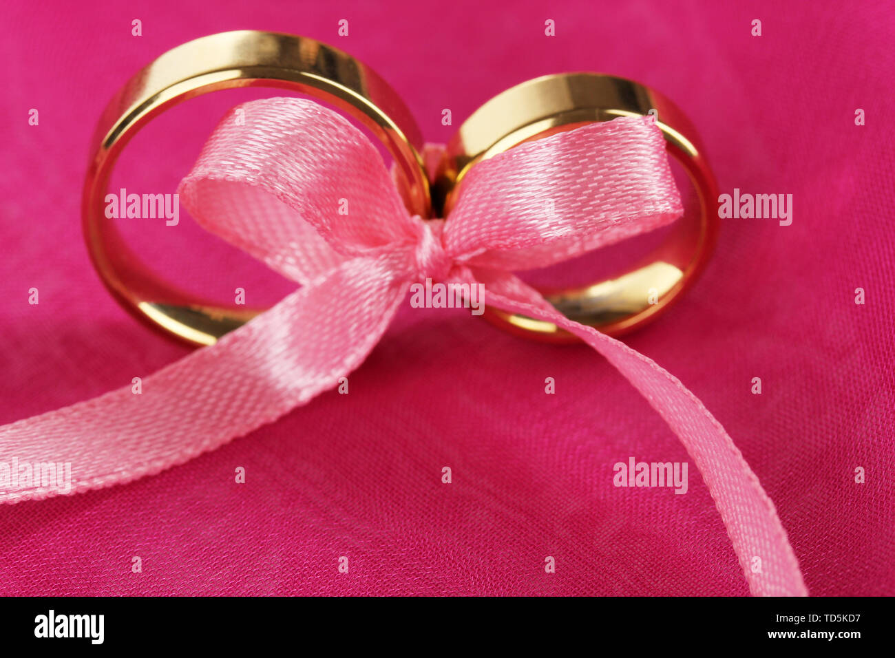Wedding rings tied ribbon hi-res stock photography and images - Alamy