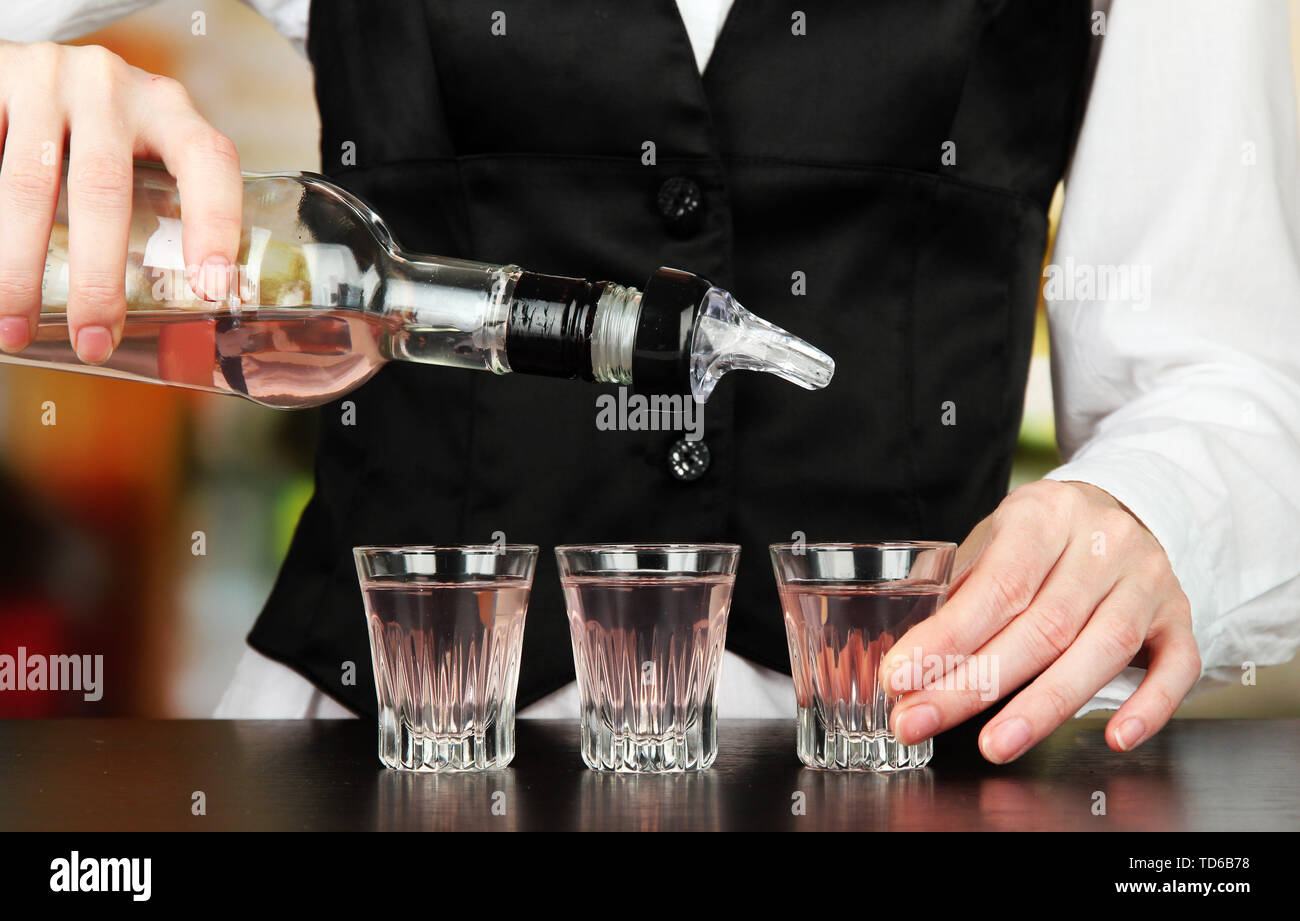 Пьянка в пабе. Ограничение продажи пива. Реализация пива. Пиво разливное в бутылках. Продавец на разливные напитки.