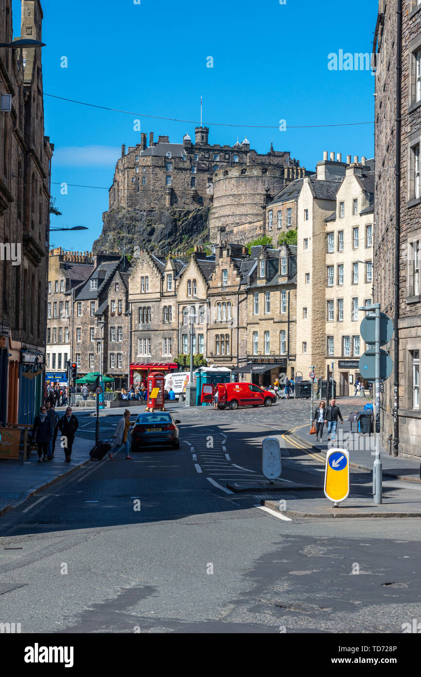 View of Edinburgh Castle and the Grassmarket from the Cowgate in Edinburgh Old Town, Scotland, UK Stock Photo