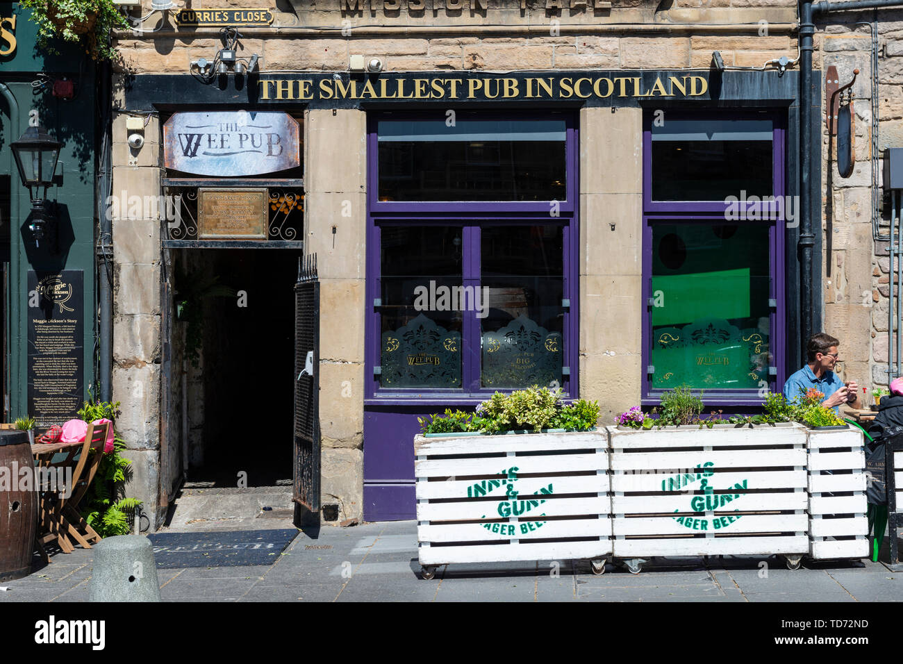 The Wee Pub, Scotland’s smallest pub, in the Grassmarket in Edinburgh Old Town, Scotland, UK Stock Photo