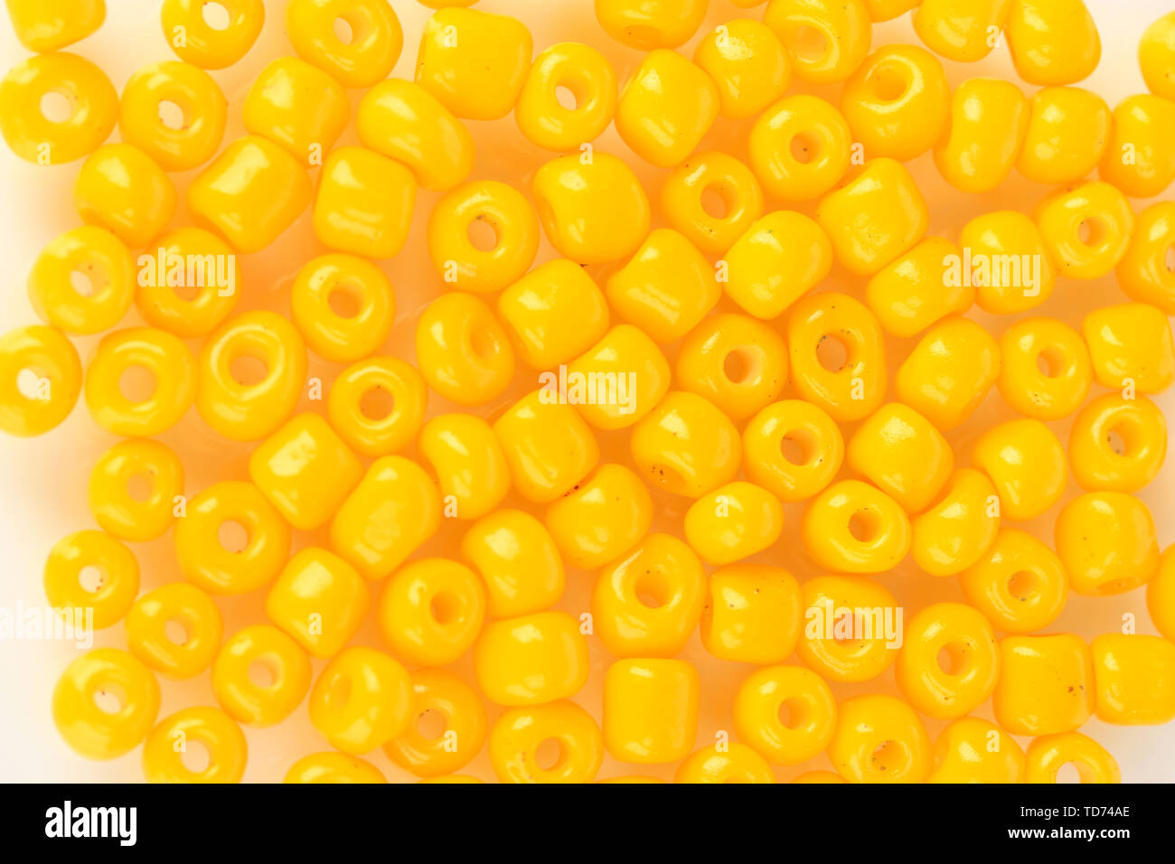 бисер желтый прозрачный. бисер прециоза 47102. бисер чехия 83130. 83110 желтый. 93140 бисер чехия.