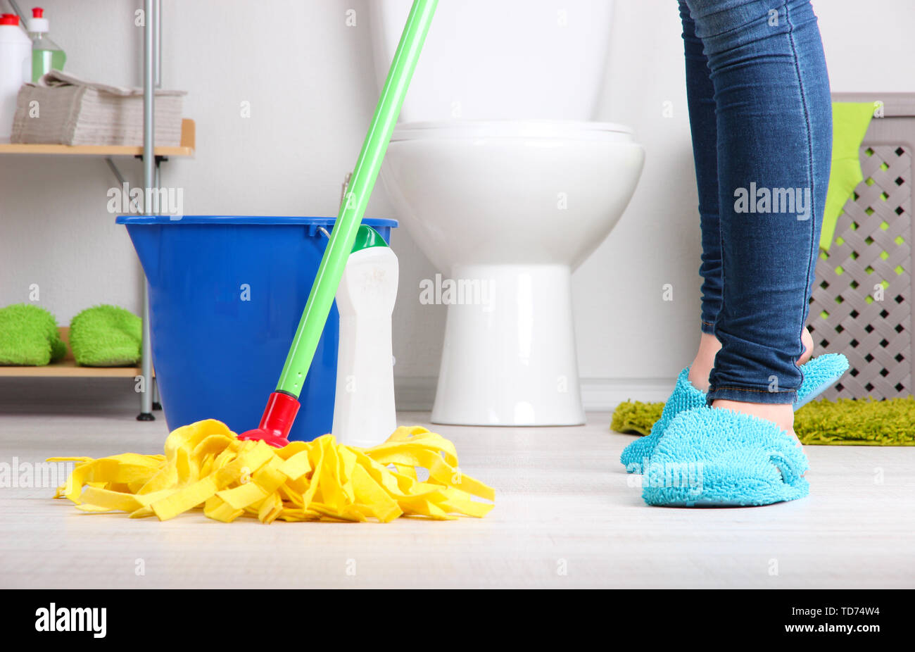 Полотенцем можно мыть полы. Уборка в ванной. Мытье пола. Быстрая уборка. Швабры на полу ванной.