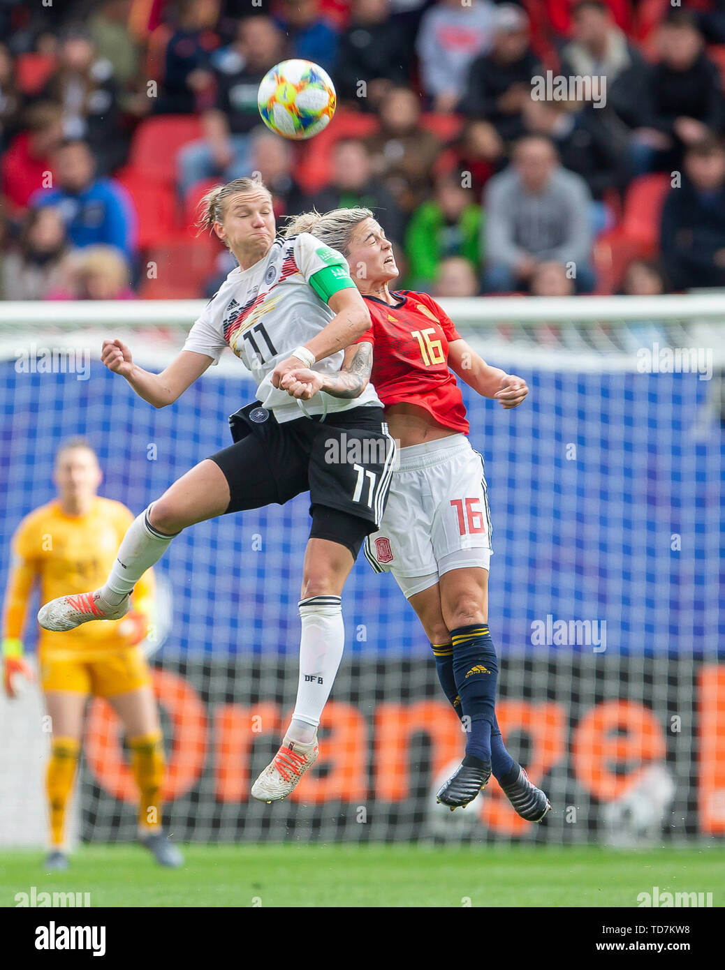 Valenciennes, Frankreich. 12th June, 2019. France, Valenciennes, Stade du Hainaut, 12.06.2019, Football - FIFA Women's World Cup - Germany - Spain Picture: vl Alexandra Popp (Germany, # 11) and Maria Leon (Spain, # 16) | usage worldwide Credit: dpa/Alamy Live News Stock Photo