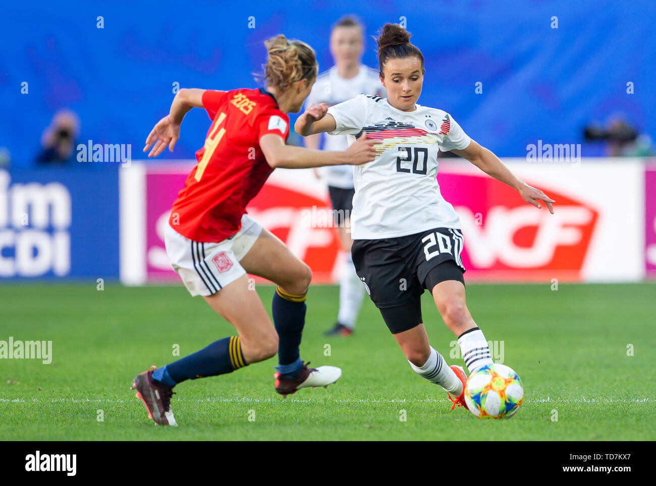 Valenciennes, Frankreich. 12th June, 2019. France, Valenciennes, Stade du Hainaut, 12.06.2019, Football - FIFA Women's World Cup - Germany - Spain Credit: vl Irene Paredes (Spain, # 4) and Lina Magult (Germany, # 20) | usage worldwide/dpa/Alamy Live News Stock Photo