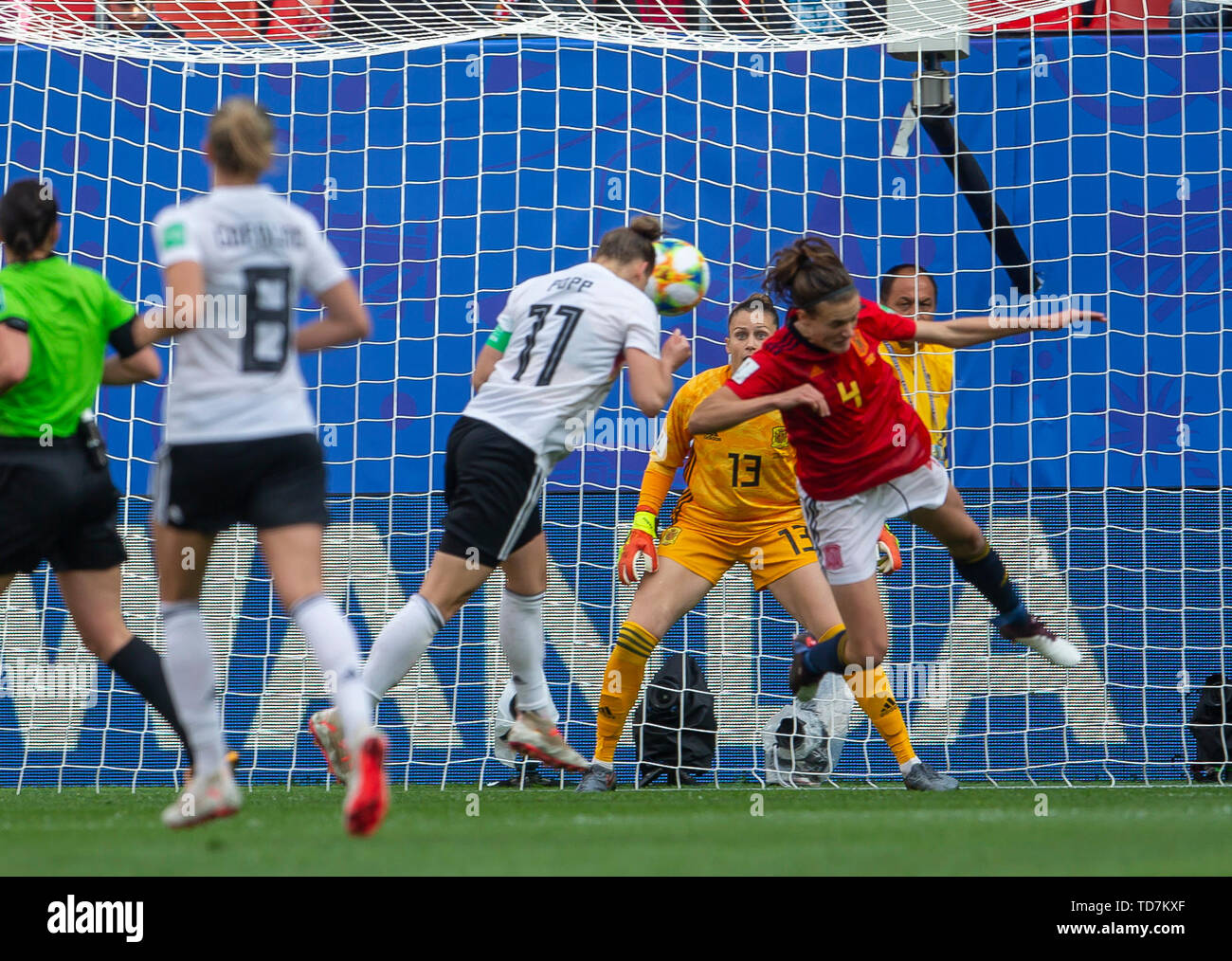 Valenciennes, Frankreich. 12th June, 2019. France, Valenciennes, Stade du Hainaut, 12.06.2019, Football - FIFA Women's World Cup - Germany - Spain Picture: vl Alexandra Popp (Germany, # 11) m. with the header | usage worldwide Credit: dpa/Alamy Live News Stock Photo