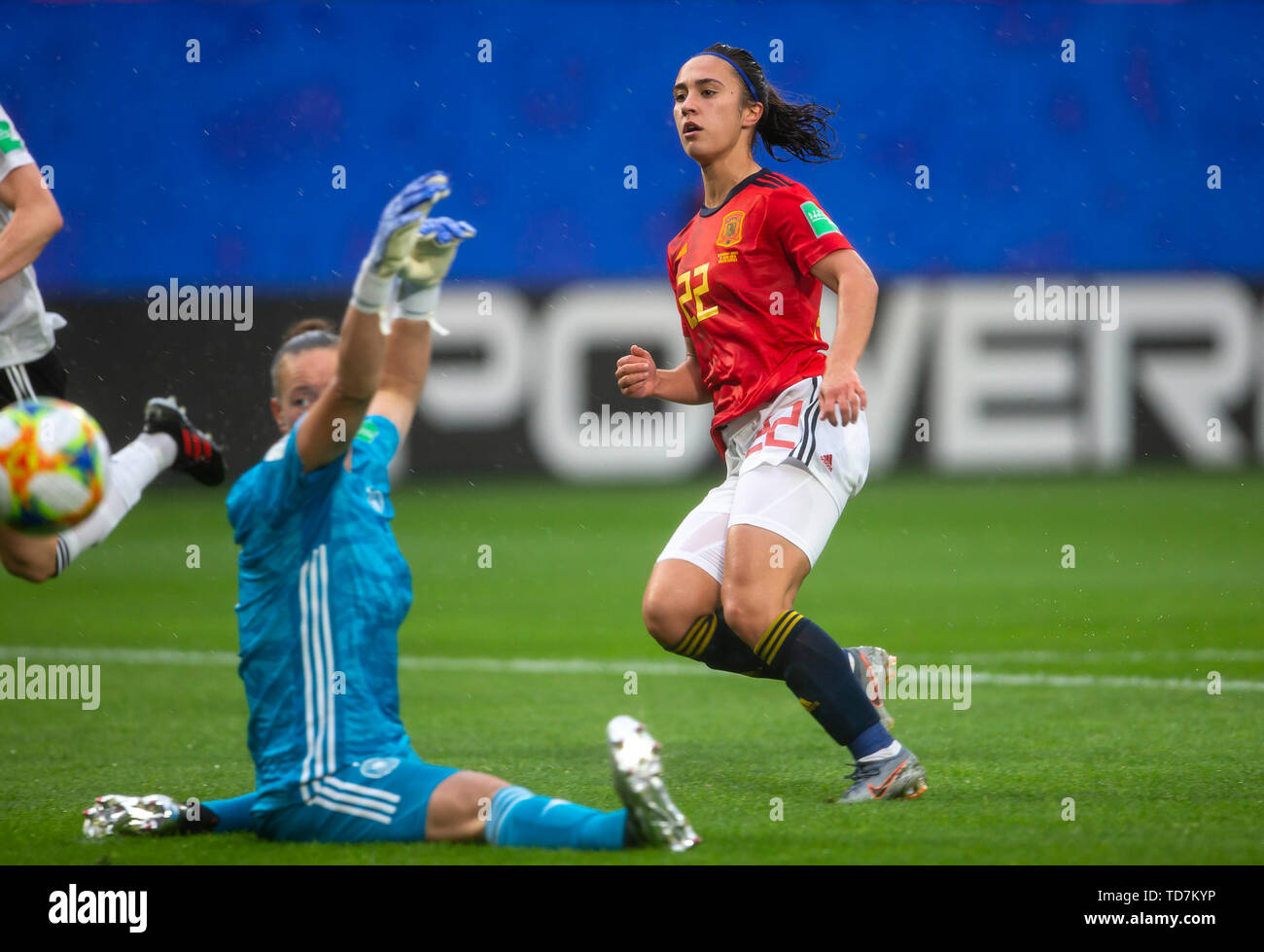 Valenciennes, Frankreich. 12th June, 2019. France, Valenciennes, Stade du Hainaut, 12.06.2019, Football - FIFA Women's World Cup - Germany - Spain Credit: vl goalkeeper Almuth Schult (Germany, 1 #) and Nahikari Gracia (Spain, # 22) with the chance to lead | usage worldwide/dpa/Alamy Live News Stock Photo