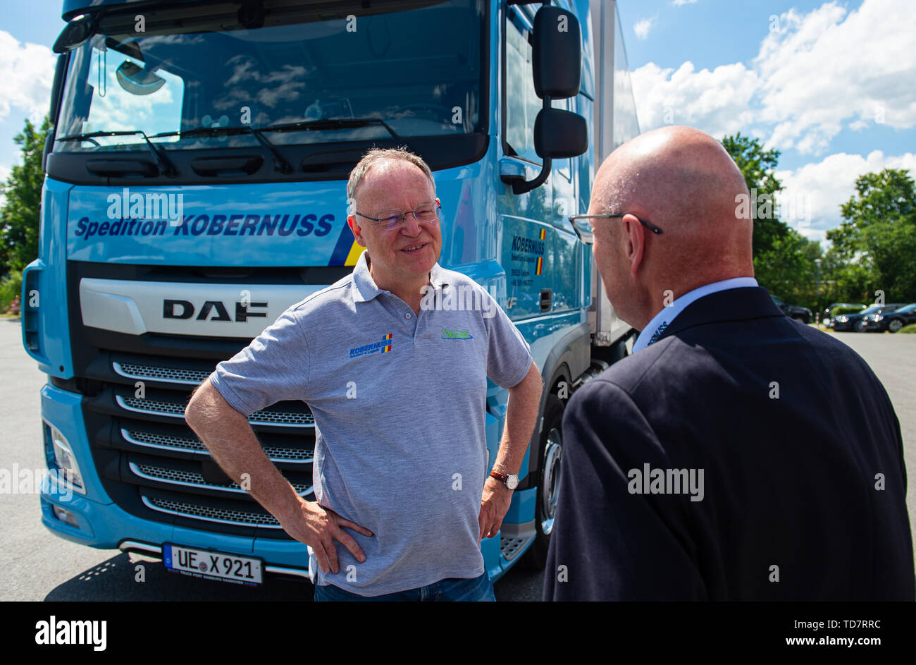 Uelzen, Germany. 13th June, 2019. Stephan Weil (SPD, l), Prime Minister of Lower Saxony, talks to Hubertus Kobernuss, owner and Managing Director of Spedition Kobernuss. In order to gain an insight into different working environments, Prime Minister Stephan Weil works several times a year for several hours in companies, authorities, institutions and social institutions throughout Lower Saxony. Credit: Philipp Schulze/dpa/Alamy Live News Stock Photo