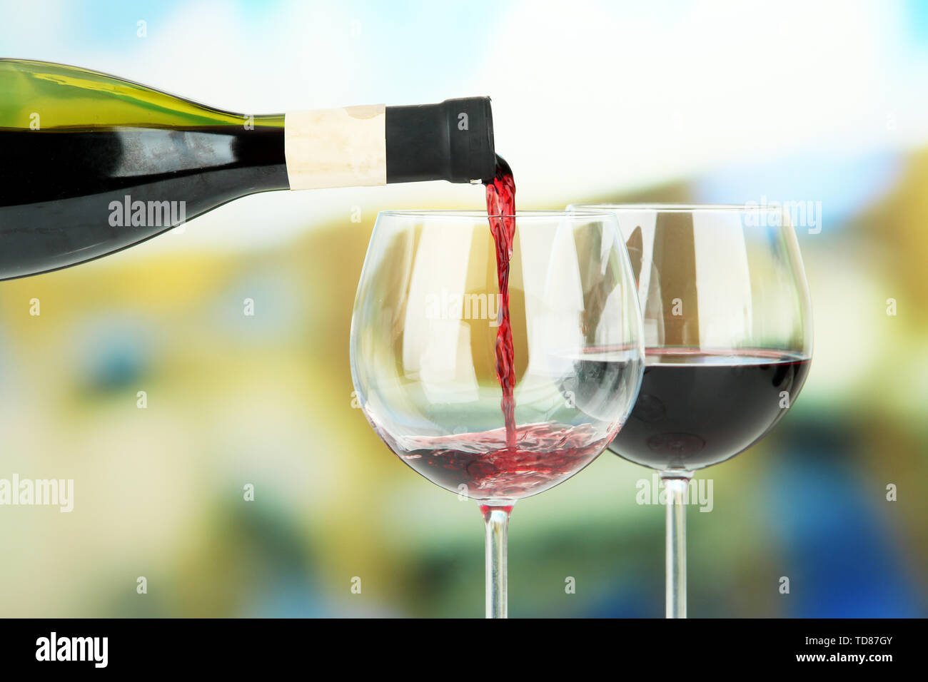 Бутылка для вина с краном. Бокал красного вина. Вонючая вода из крана. Вода вместо вина. Вода вместо вина.