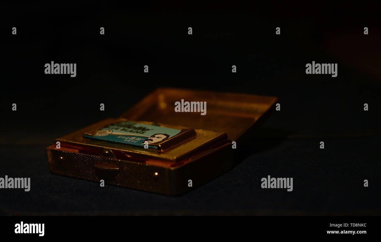 Razor blade box hi-res stock photography and images - Alamy