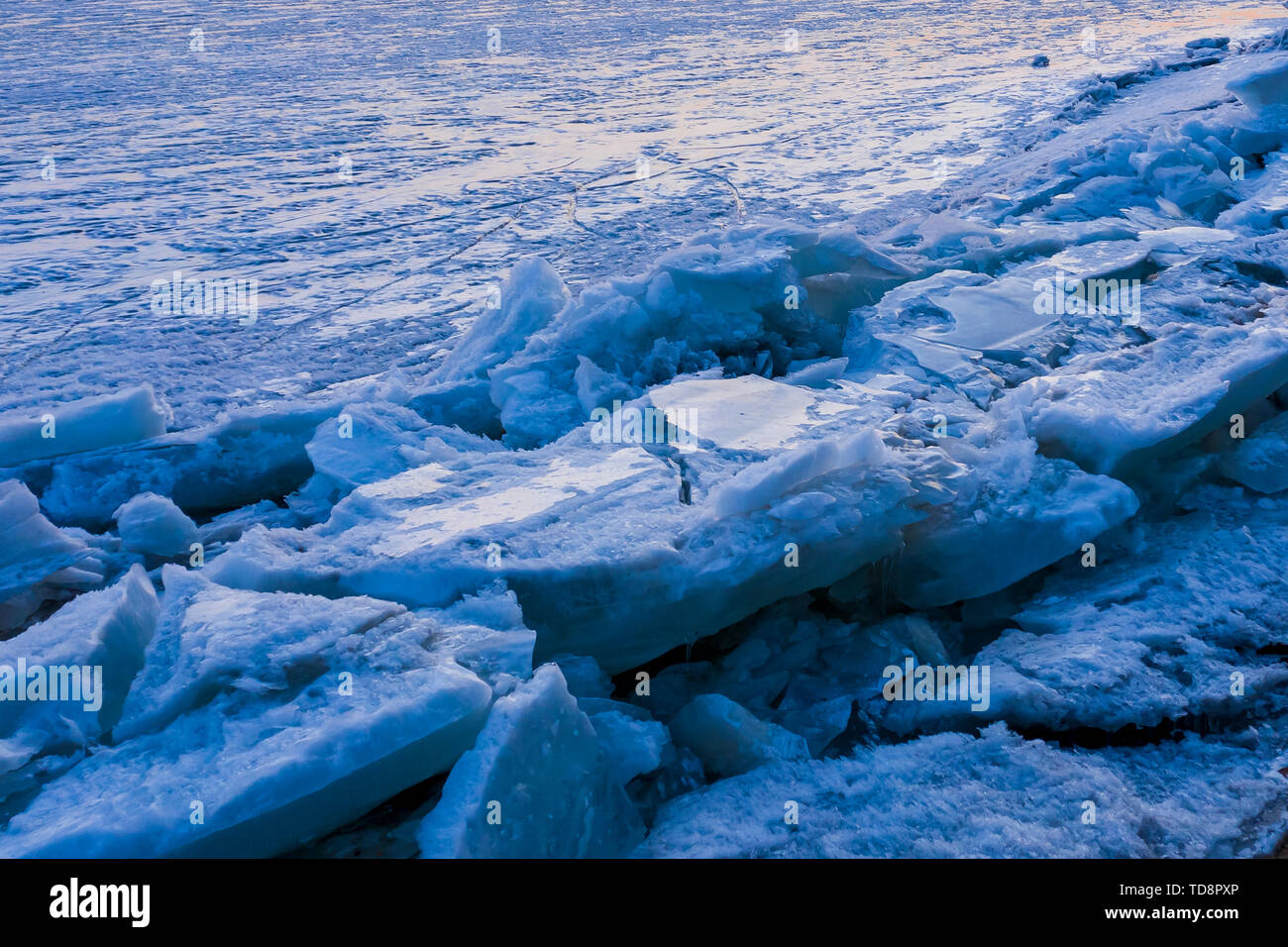 Blue Ice Lake, the stars are bright. On March 4, 2019, Xingkai Lake, the Sino-Russian border lake in southeastern Heilongjiang, had a fine weather, and the frozen lake thousands of miles under the setting sun became a blue ice world. Stock Photo