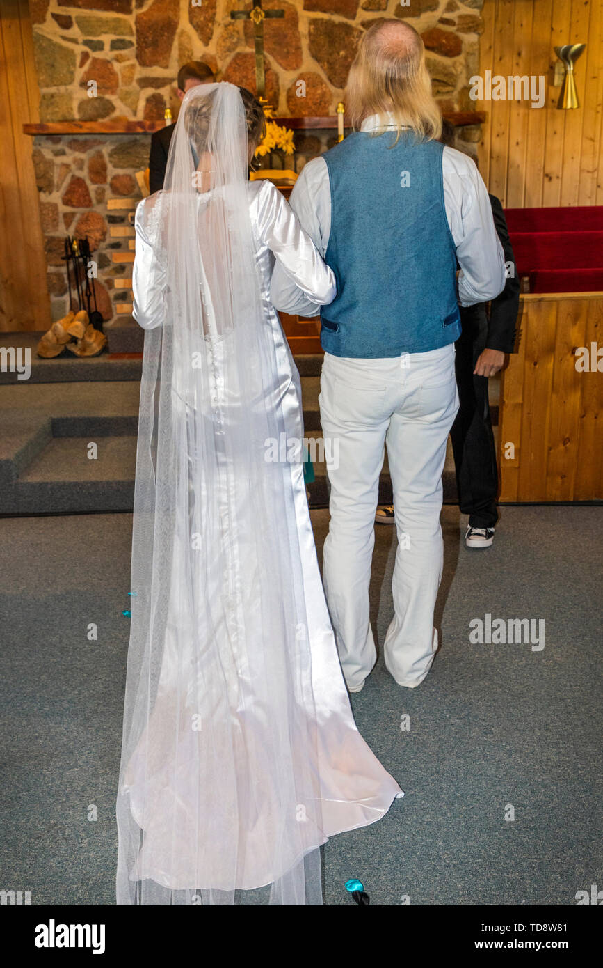 Bride Walking Down Aisle With Father Hi res Stock Photography And bride-walking-down-aisle-with-father-hi-res-stock-photography-and