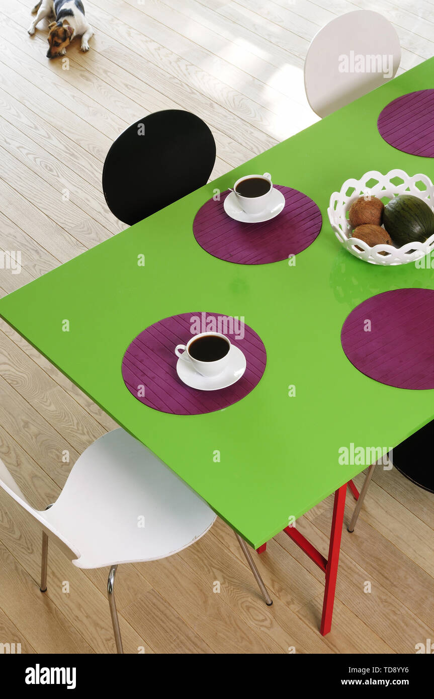 Vibrant green dining table with purple place mats UK AND IRISH RIGHTS ONLY  Stock Photo - Alamy