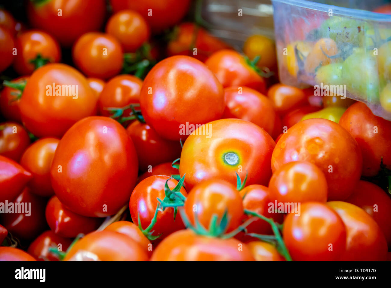 Tomatoes at the market display stall Stock Photo - Alamy