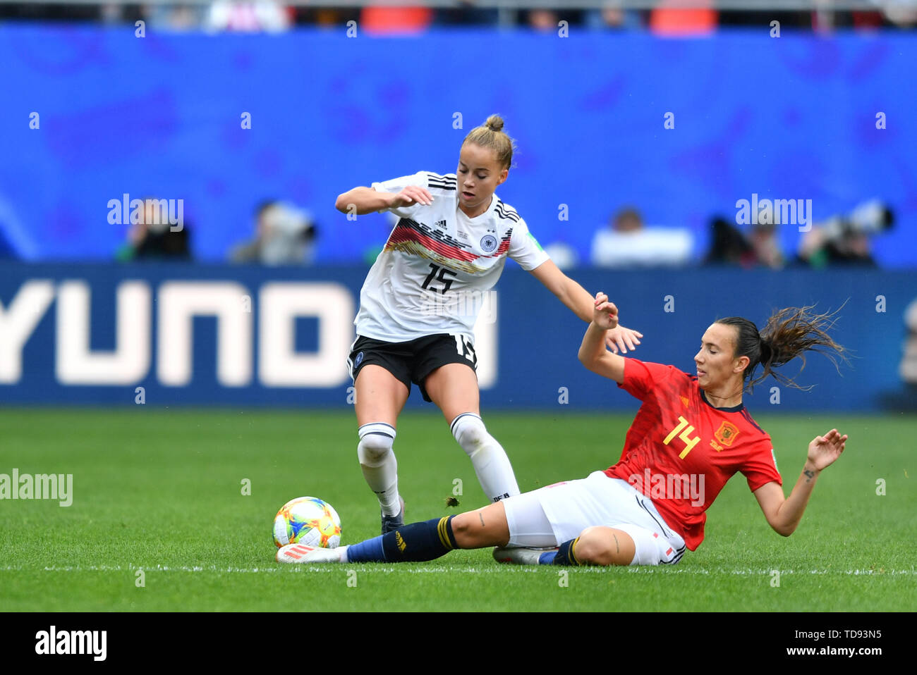 12 june 2019 Valenciennes, France Soccer FIFA Womens World Cup 2019 France:  Germany v Spain Giulia Gwinn (DFB-Frauen)(15) gets a fair tackle from  Virginia Torrecilla (Spanien) (14 Stock Photo - Alamy