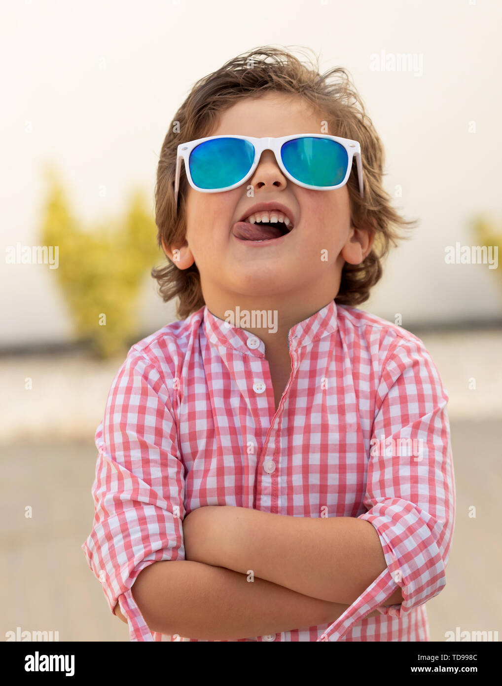 Little boy in sunglasses laughing hi-res stock photography and images ...