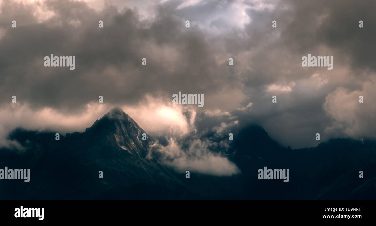 Sun shines through rain clouds hi-res stock photography and images - Alamy