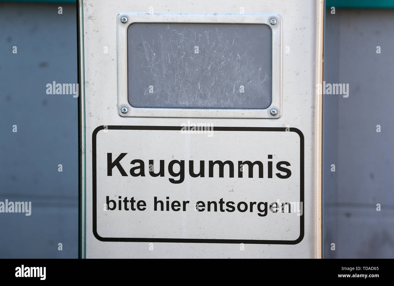 Hartmannsdorf, Germany. 14th June, 2019. A refuse container with the sign 'Please dispose of chewing gum here' stands in front of a company premises. Credit: Jan Woitas/dpa-Zentralbild/dpa/Alamy Live News Stock Photo