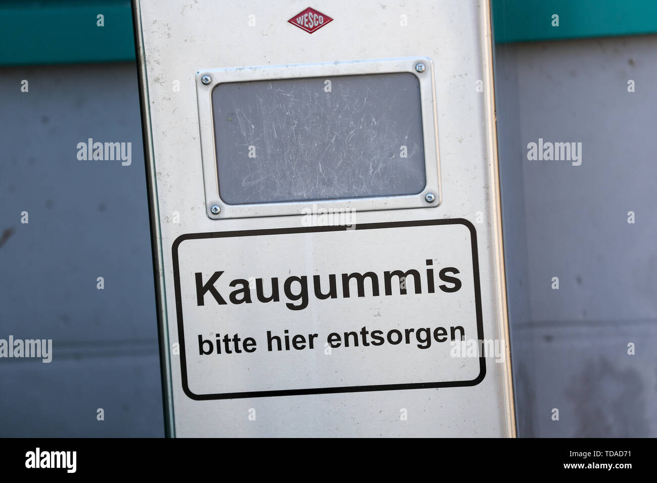 Hartmannsdorf, Germany. 14th June, 2019. A refuse container with the sign 'Please dispose of chewing gum here' stands in front of a company premises. Credit: Jan Woitas/dpa-Zentralbild/dpa/Alamy Live News Stock Photo