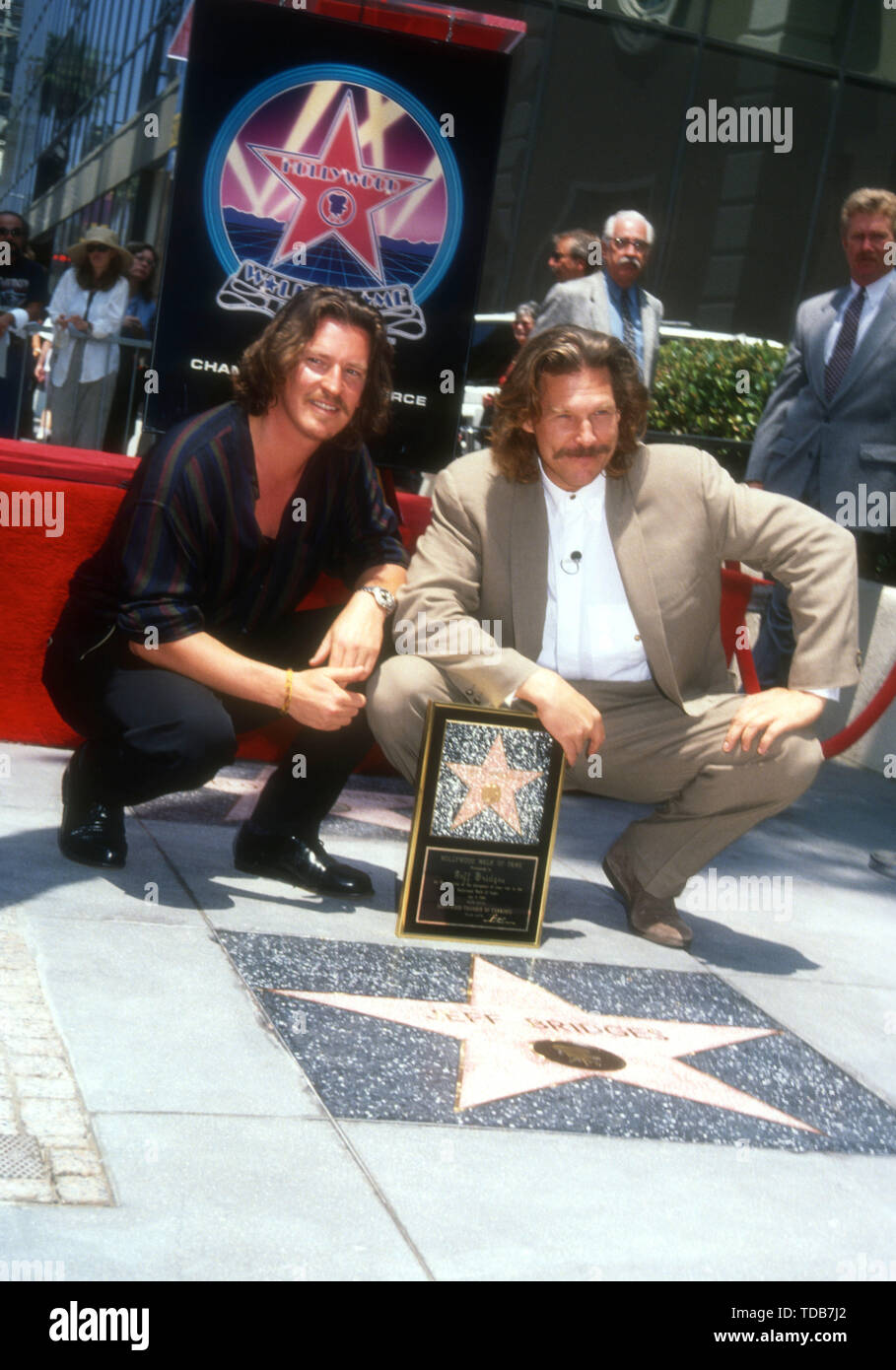 Hollywood, California, USA 11th July 1994 Director Stephen Hopkins and actor Jeff Bridges attend Jeff Bridges Receives a Star on the Hollywood Walk of Fame Ceremony on July 11, 1994 on Hollywood Boulevard in Hollywood, California, USA. Photo by Barry King/Alamy Stock Photo Stock Photo