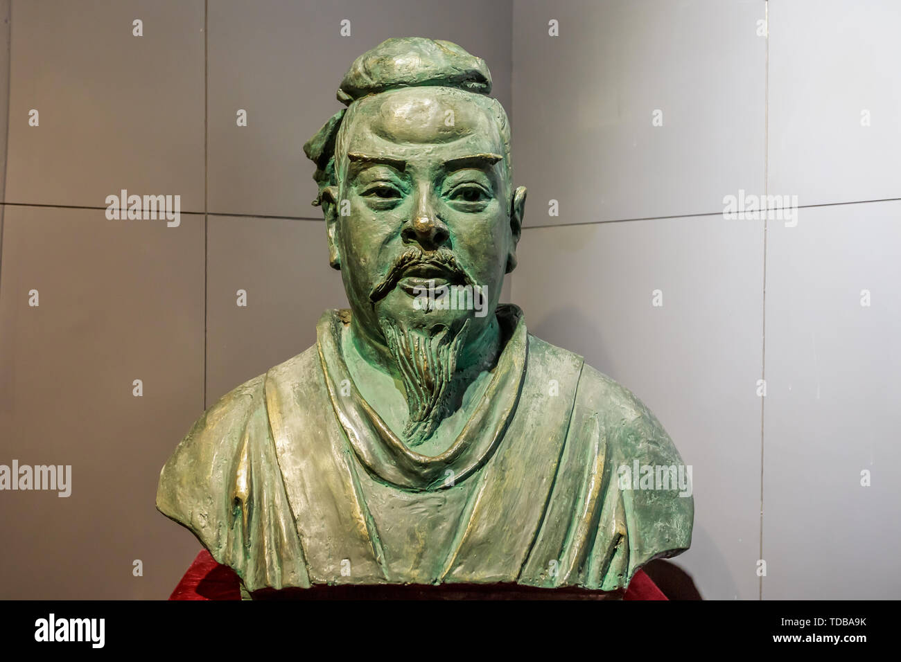 Statue of ancient celebrity Zheng Xuan Stock Photo - Alamy