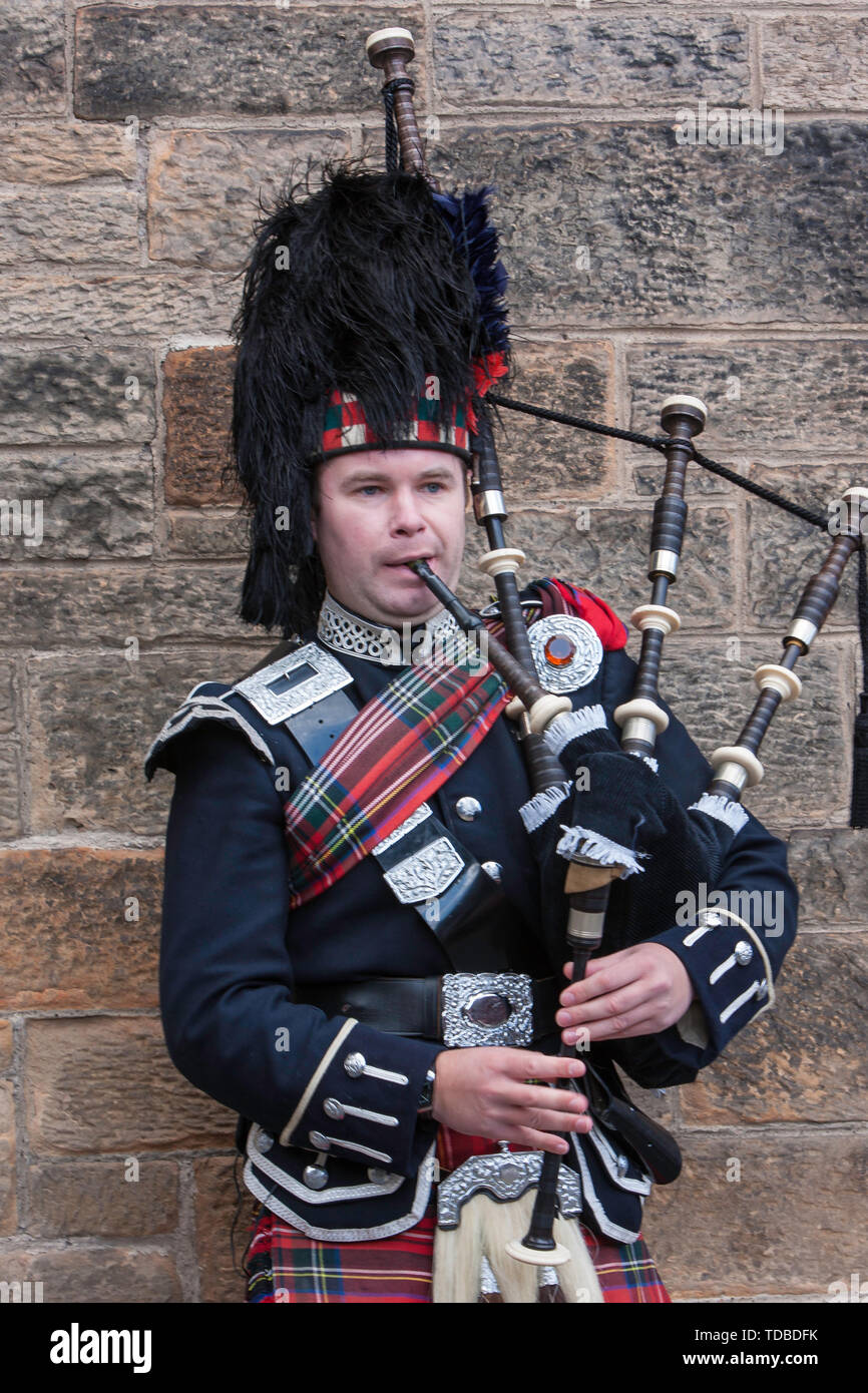 Bagpipers edinburgh hires stock photography and images Alamy