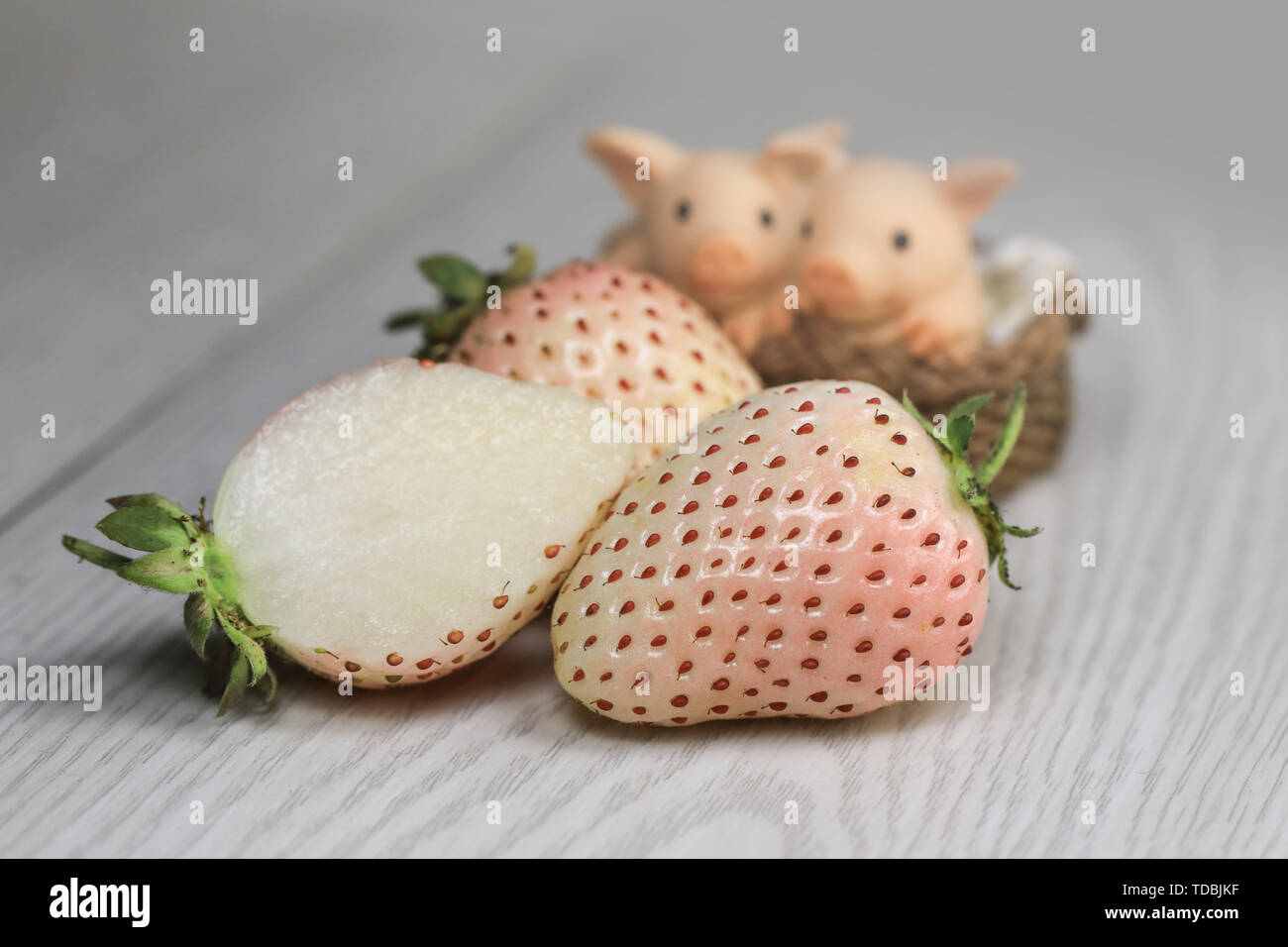 Net red strawberry, Japanese light snow strawberry, also known as white