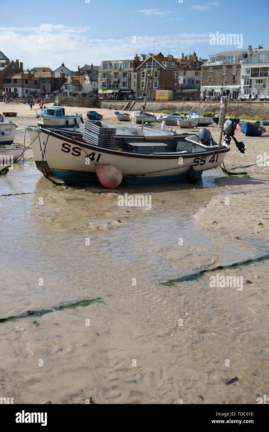 Boats in harbour at low tide Stock Photo - Alamy