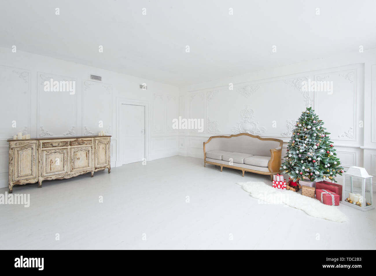 Luxurious Bright Interior With Stucco Walls Christmas Tree