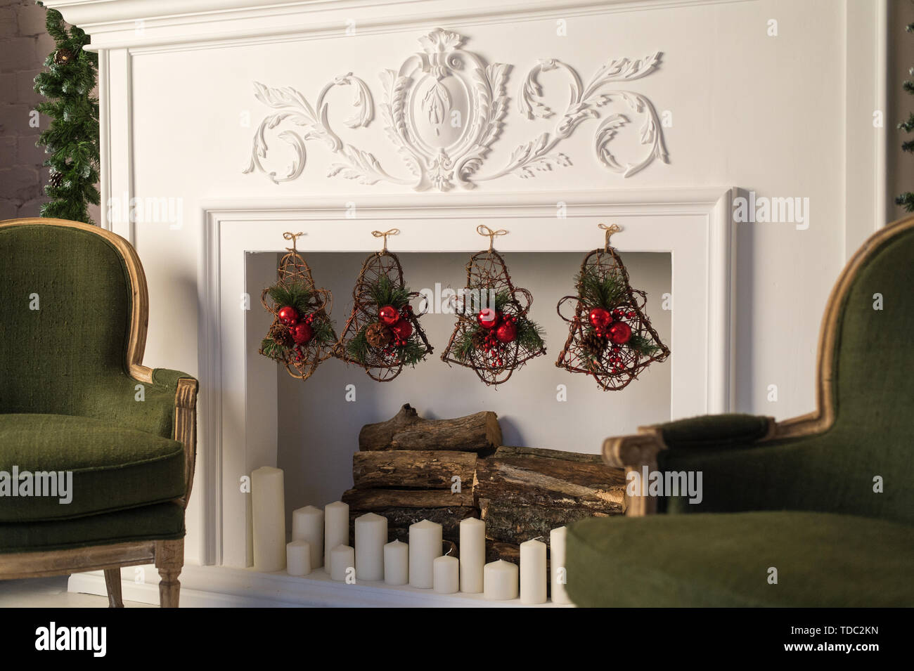 White christmas decor fireplace hi-res stock photography and images - Alamy