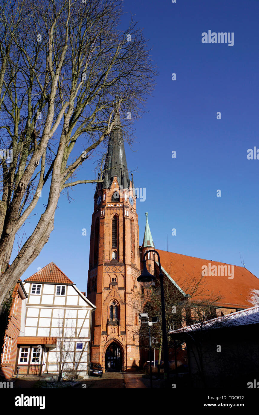 St. Marien-Kirche mit neugotischem Kirchturm, Winsen (Luhe), Niedersachsen, Deutschland Stock Photo