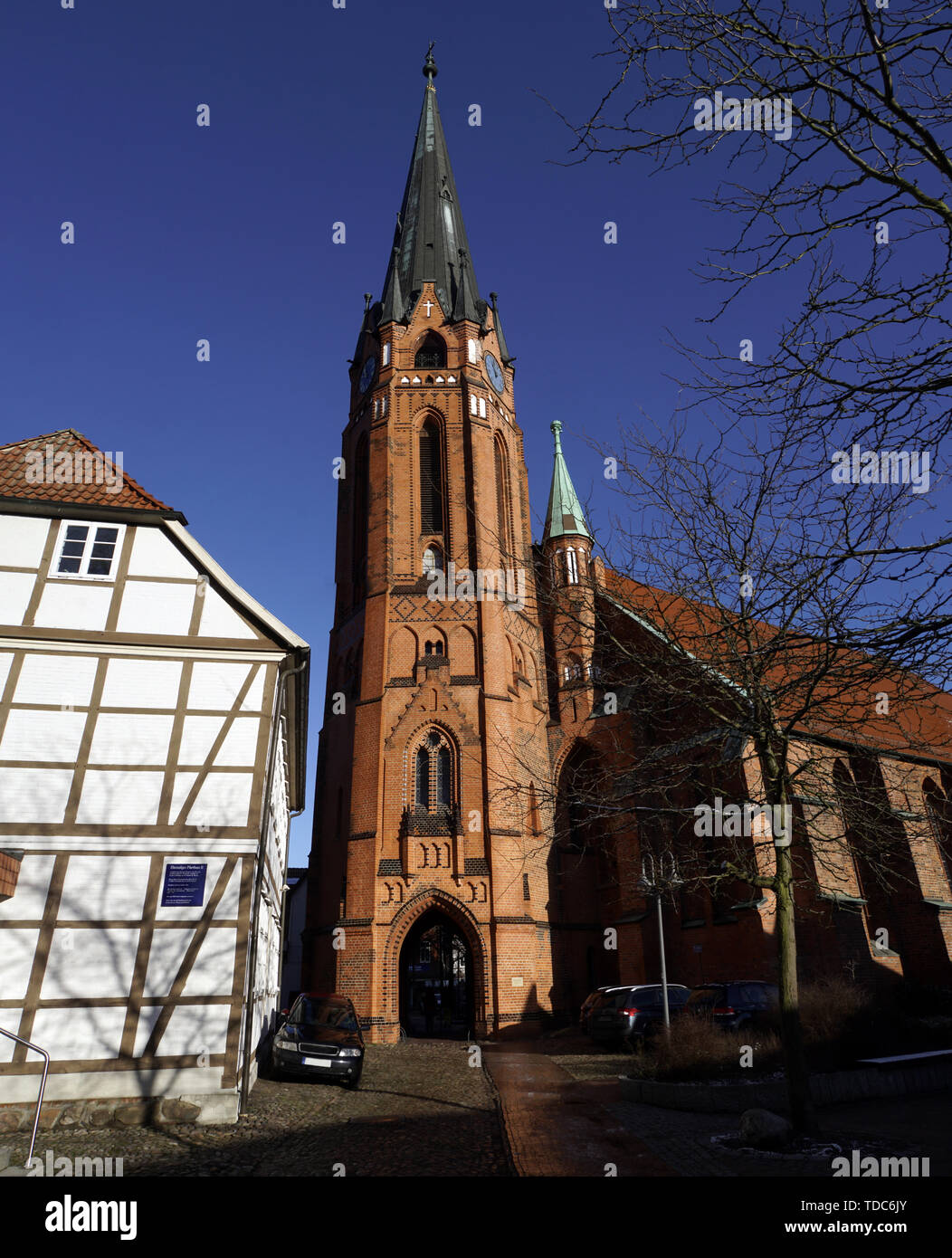 St. Marien-Kirche mit neugotischem Kirchturm, Winsen (Luhe), Niedersachsen, Deutschland Stock Photo