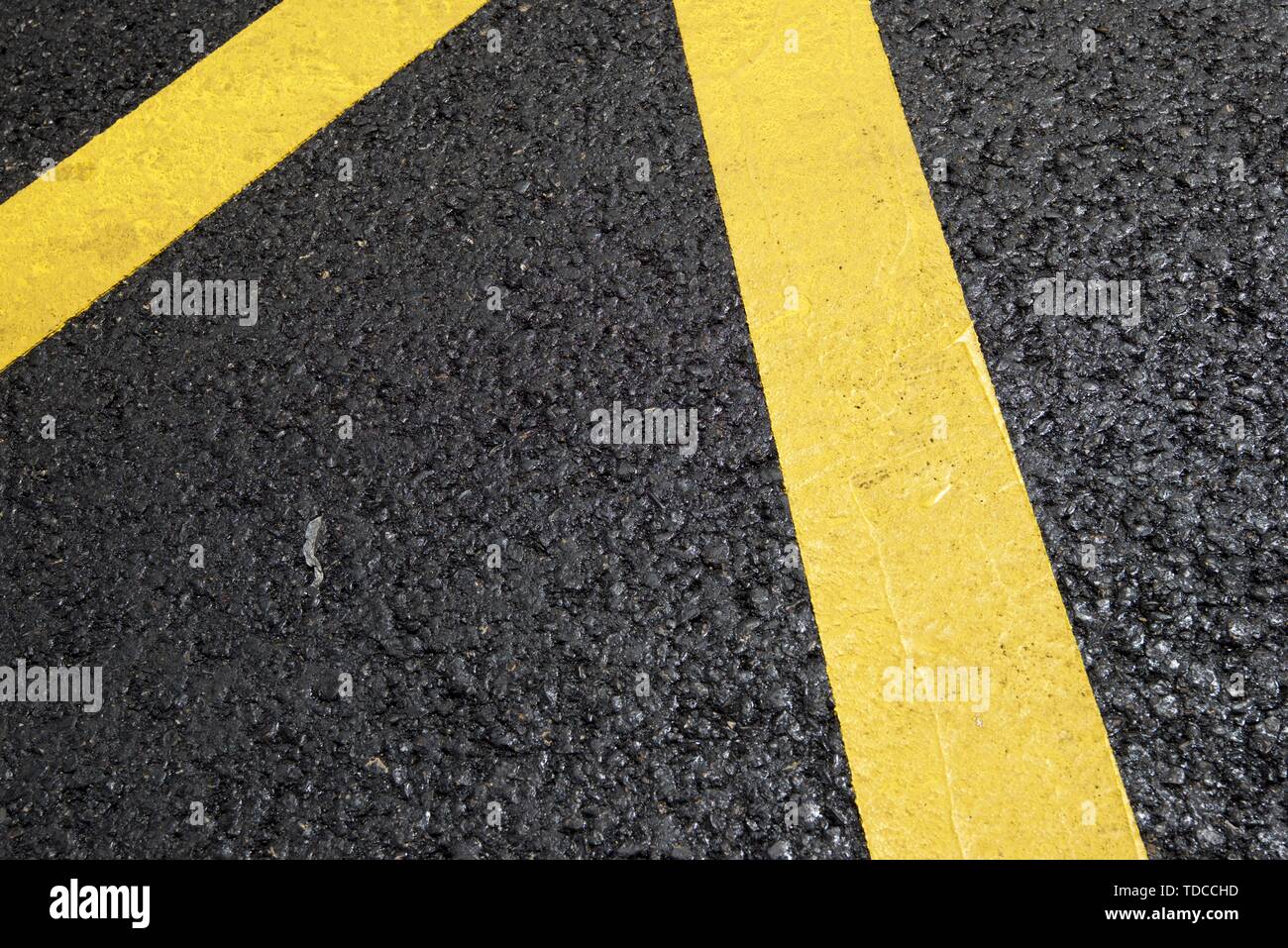 Yellow line painted on the asphalt Stock Photo - Alamy