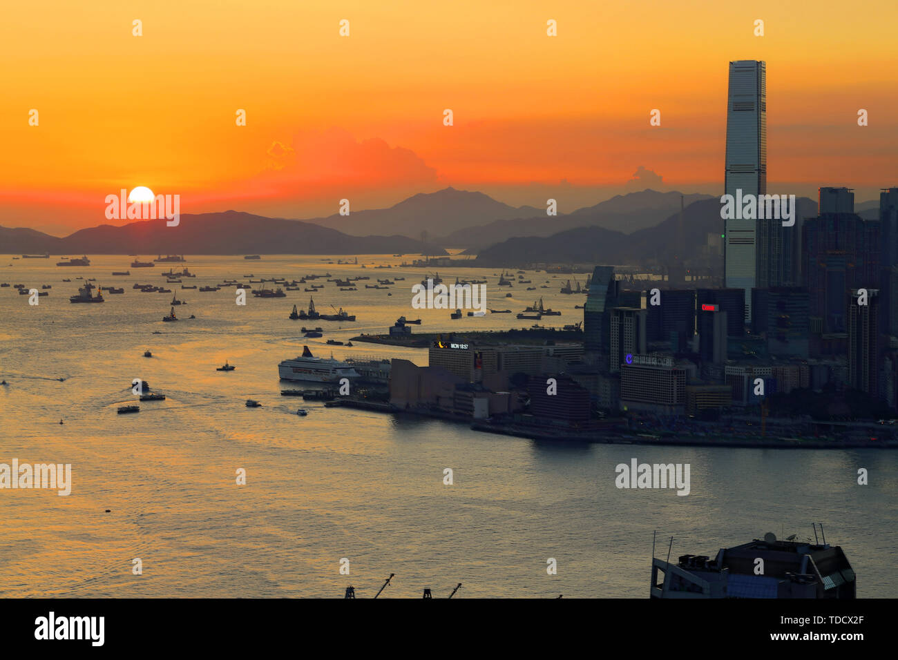 Hong Kong Victoria Harbour at dusk Stock Photo - Alamy