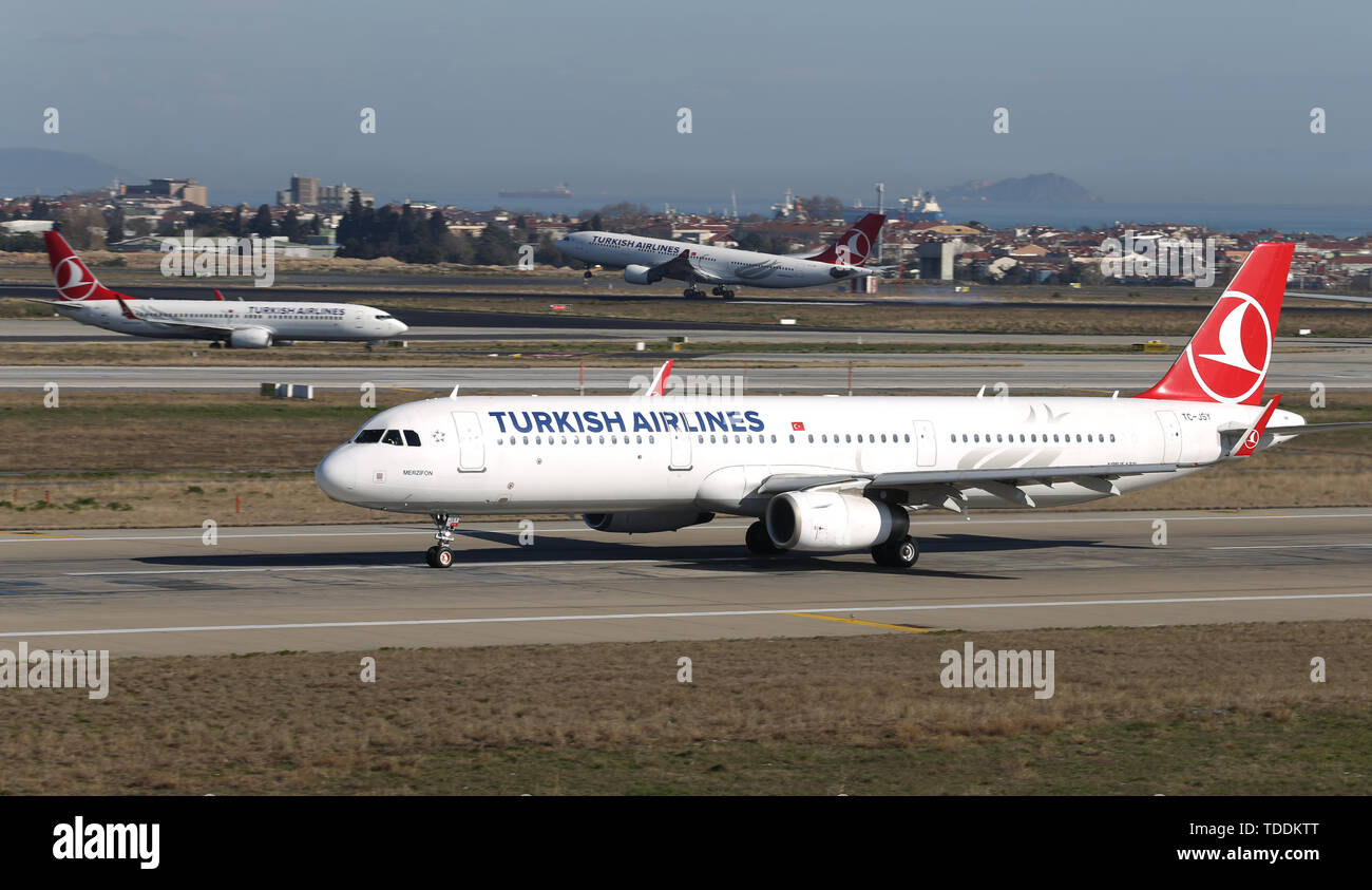 ISTANBUL, TURKEY - MARCH 17, 2019: Turkish Airlines Airbus A321-231 (CN 6758) takes off from Istanbul Ataturk Airport. THY is the flag carrier of Turk Stock Photo - Alamy