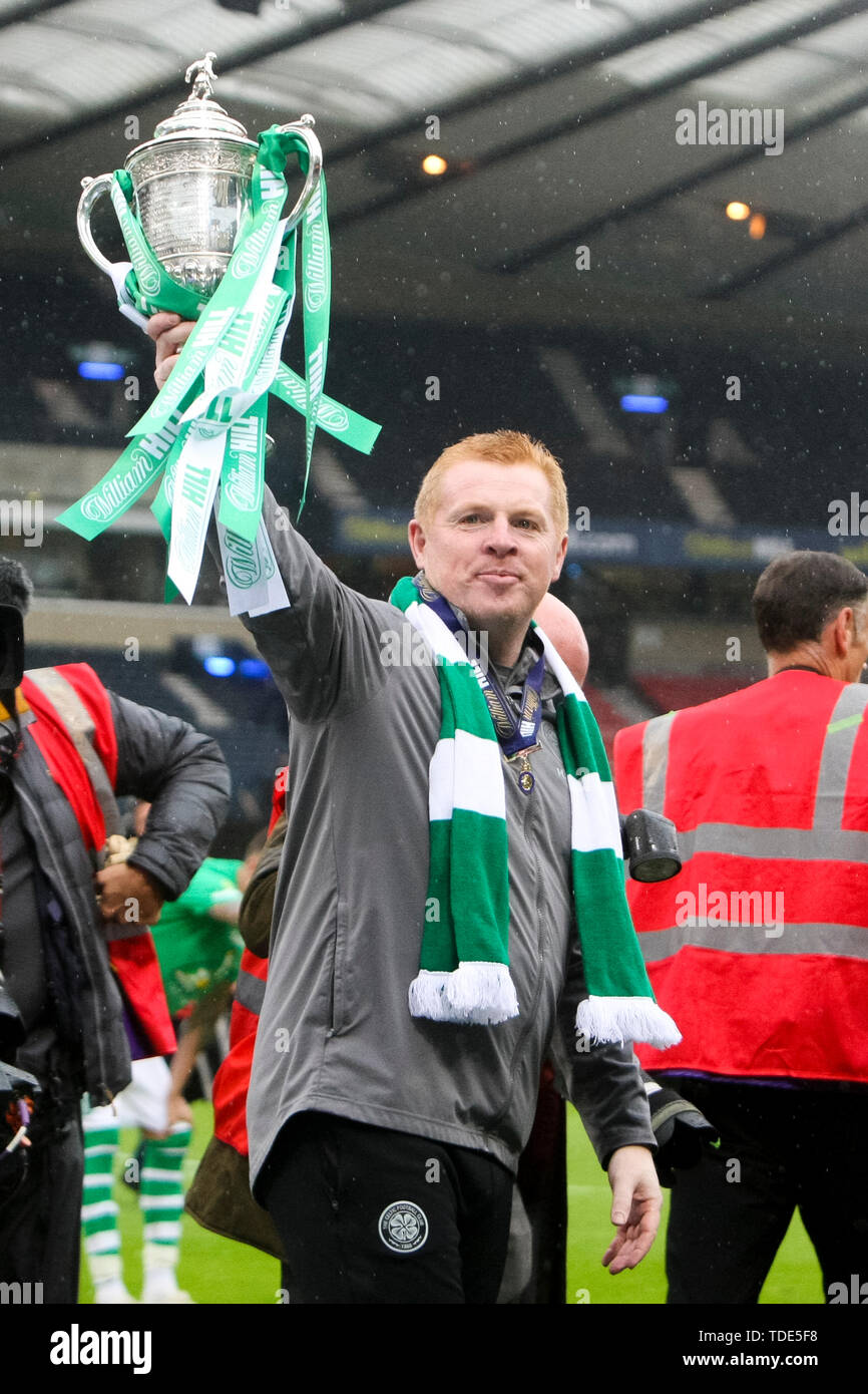 Glasgow, Scotland, May 25th 2019. Celtic intern manager Neil Lennon lifts the Scottish Cup after the William Hill Scottish Cup final between Celtic and Hearts at Hampden Park on May 25th 2019 in Glasgow, Scotland. Editorial use only, licence required for commercial use. No use in Betting, games or a single club/league/player publication. Credit: Scottish Borders Media/Alamy Live News Stock Photo